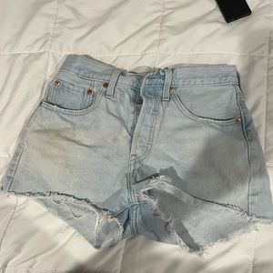 light wash levi shorts size 26
